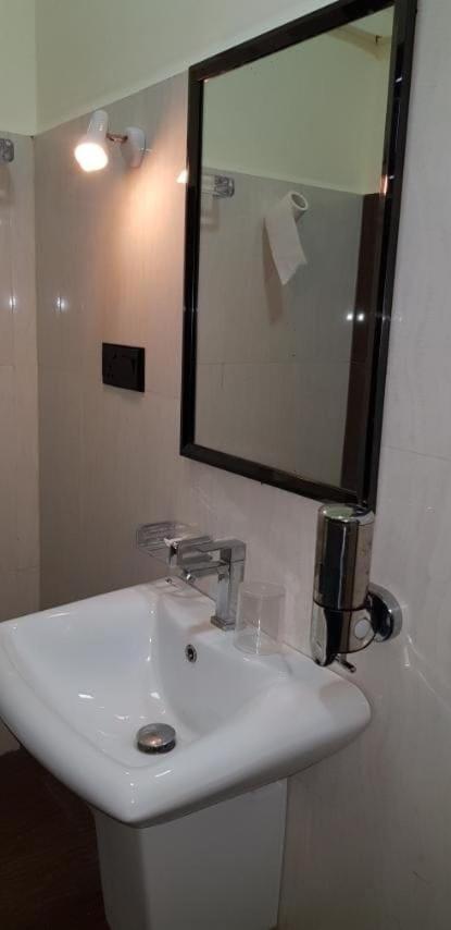 Luxury Everest Hotel 亭可马里 外观 照片